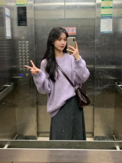 女生电梯内对镜自拍