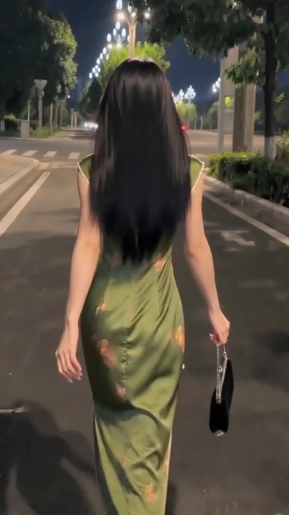 女装带货街拍展示身材视频