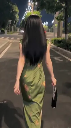 女装带货街拍展示身材视频
