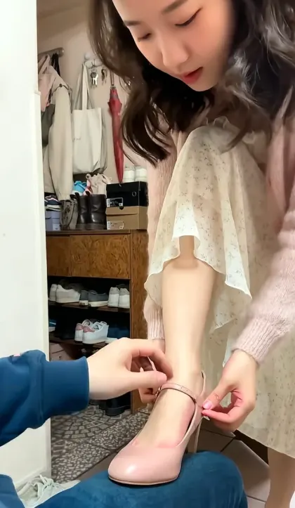 第一视角帮女友穿高跟鞋视频