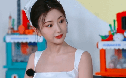 女生香烟与吻痕手势舞视频