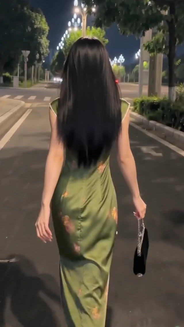 女装带货街拍展示身材视频