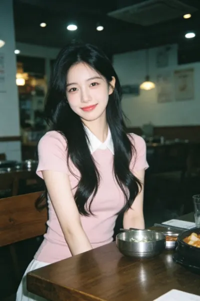 女生餐馆微笑自拍图片