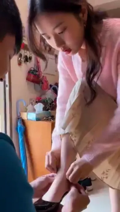 第一视角帮女友穿高跟鞋视频